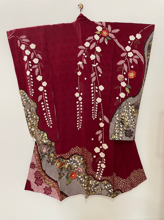 Furisode (long-sleeved kimono) in reddish-purple with a seigaiha (wave) pattern, maple leaves, kanoko shibori (fawn spot tie-dyeing), pine tree embroidery, camellia embroidery, and fan design [4570191656325]